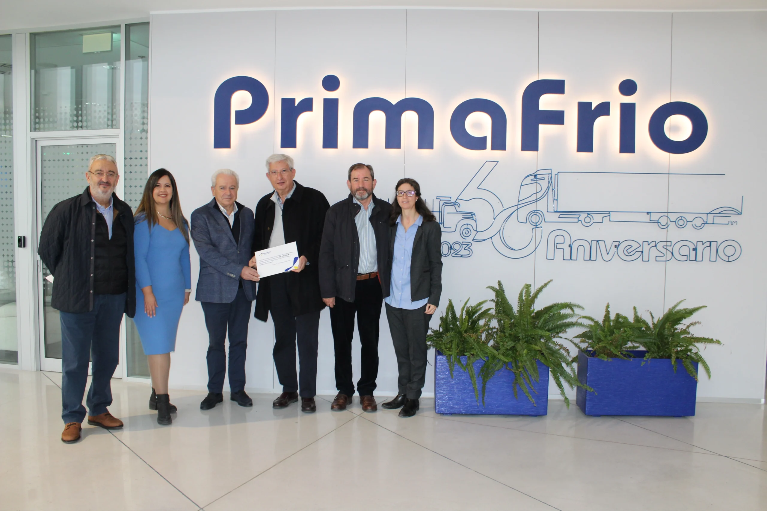 Representantes de Fundación Primafrio y la Asociación Española Contra el Cáncer